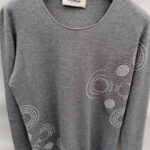 Maglia grigia con brillantini